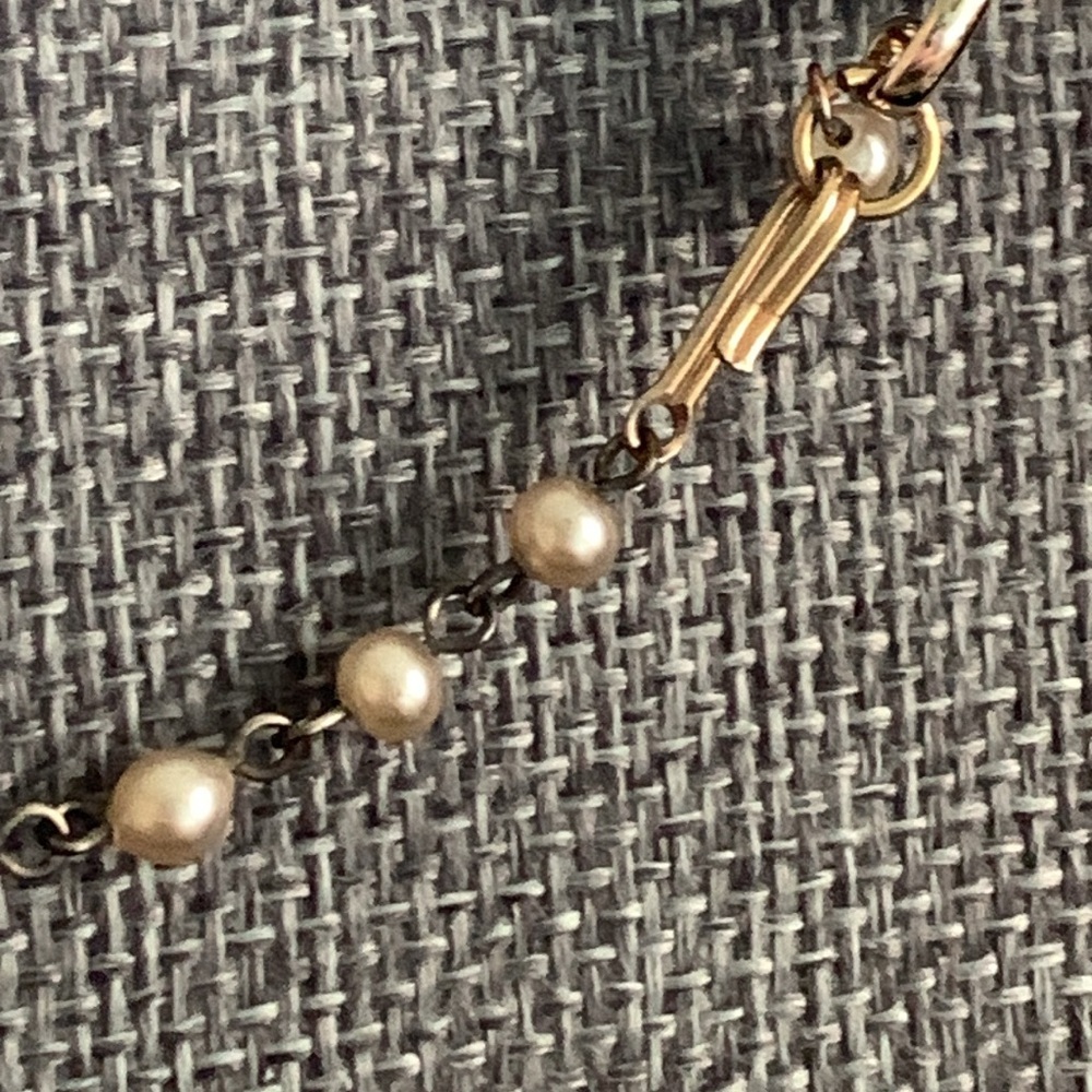 Two faux pearl necklaces - 1 vint goldtone floral 13” & 1 silvertone modern 18” - Picture 8 of 8